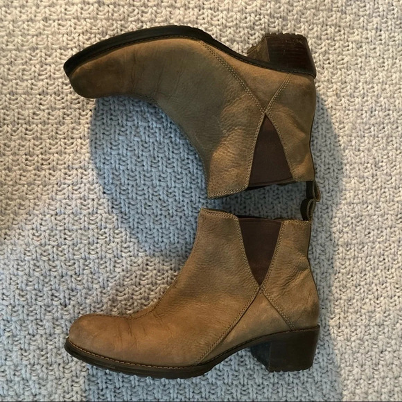 RED WING Sz 9.5 Chelsea Style Suede 1.5” Heel Booties - Picture 5 of 8